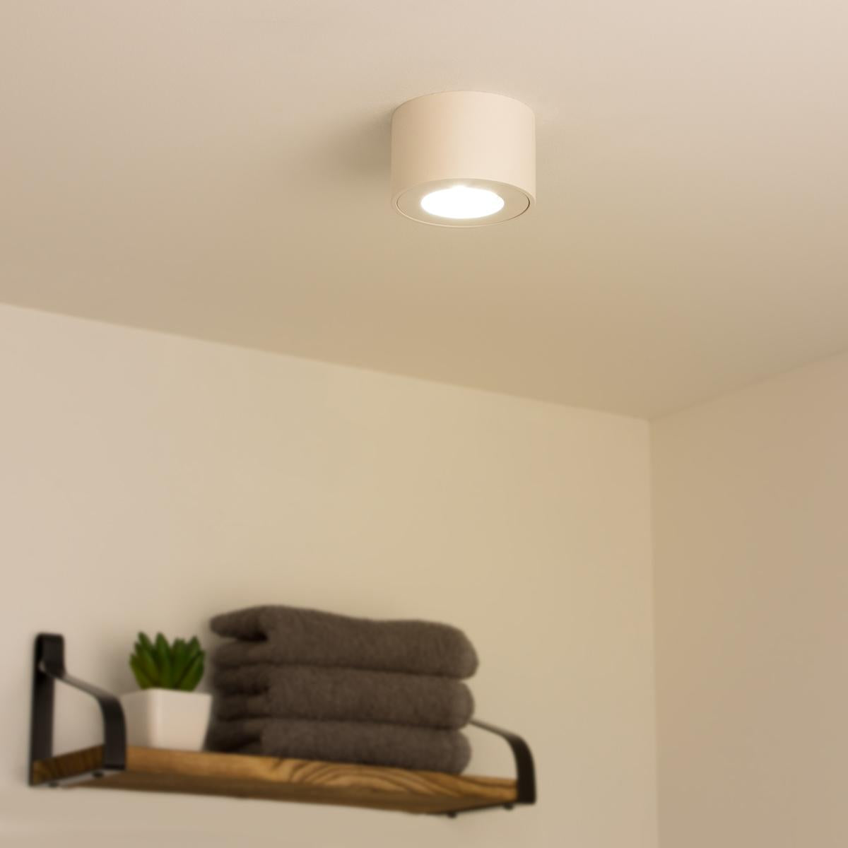 Flacher Aufbaustrahler rund IP44 Deckenleuchte - Farbe: weiß - LED Leuchtmittel: 5W Warmweiß 230V dimmbar 60°