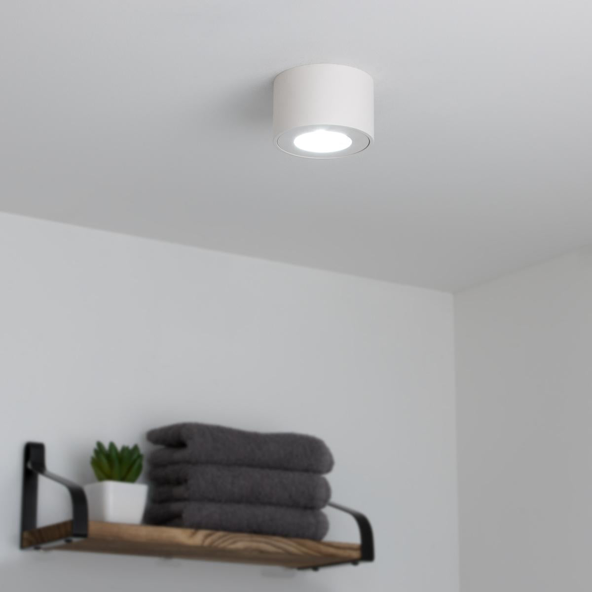 Flacher Aufbaustrahler rund IP44 Deckenleuchte - Farbe: weiß - LED Leuchtmittel: 5W Neutralweiß 230V dimmbar 60°